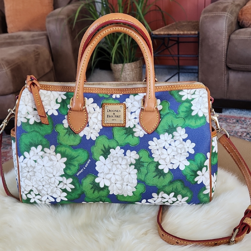 Gorgeous Dooney& Bourke White Geranium Satchel Or Crossbody Bag 🤍🌼